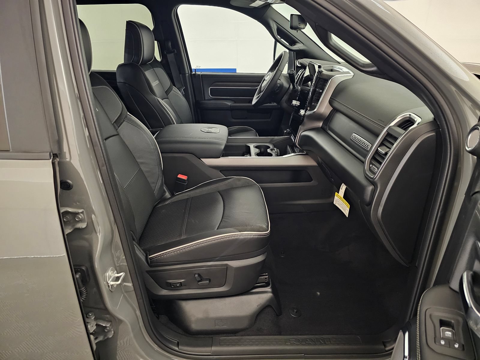 New 2026 RAM 3500 Laramie AWD/4WD image 29