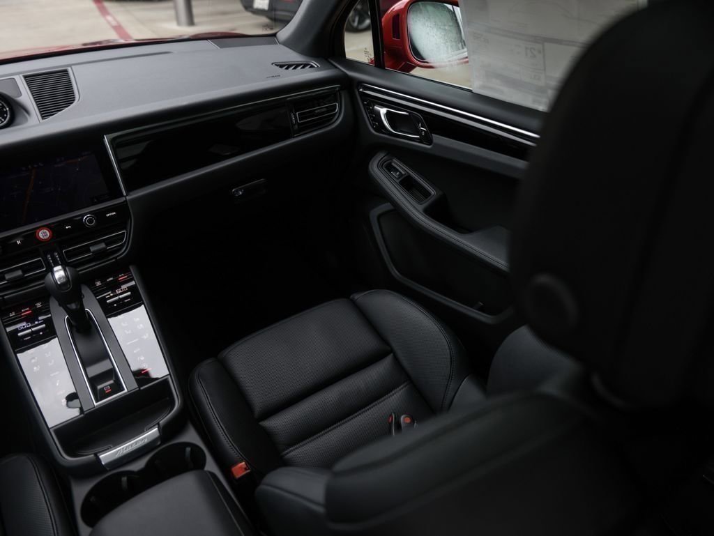 Certified 2025 Porsche Macan AWD/4WD image 35
