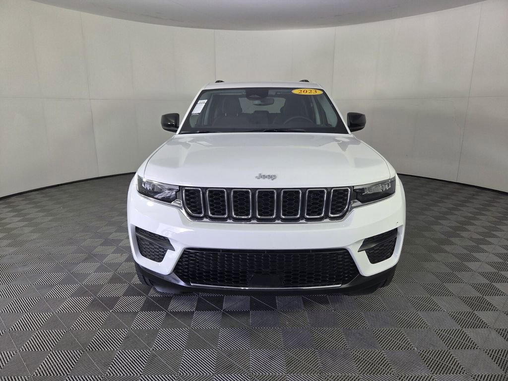 Used 2023 Jeep Grand Cherokee Laredo AWD/4WD image 3