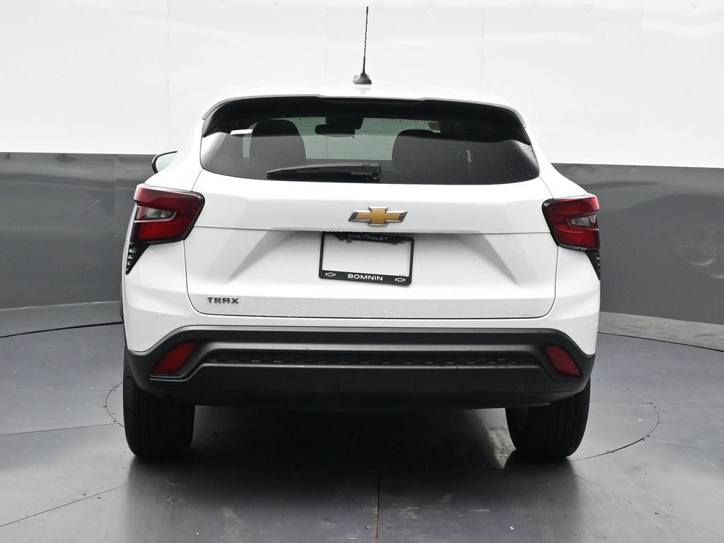 Used 2024 Chevrolet Trax LS w/ LS Convenience Package FWD image 4