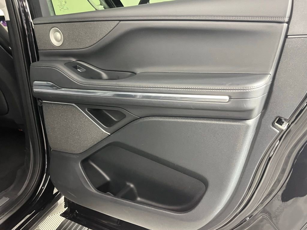 Used 2025 Lincoln Navigator L Reserve image 31