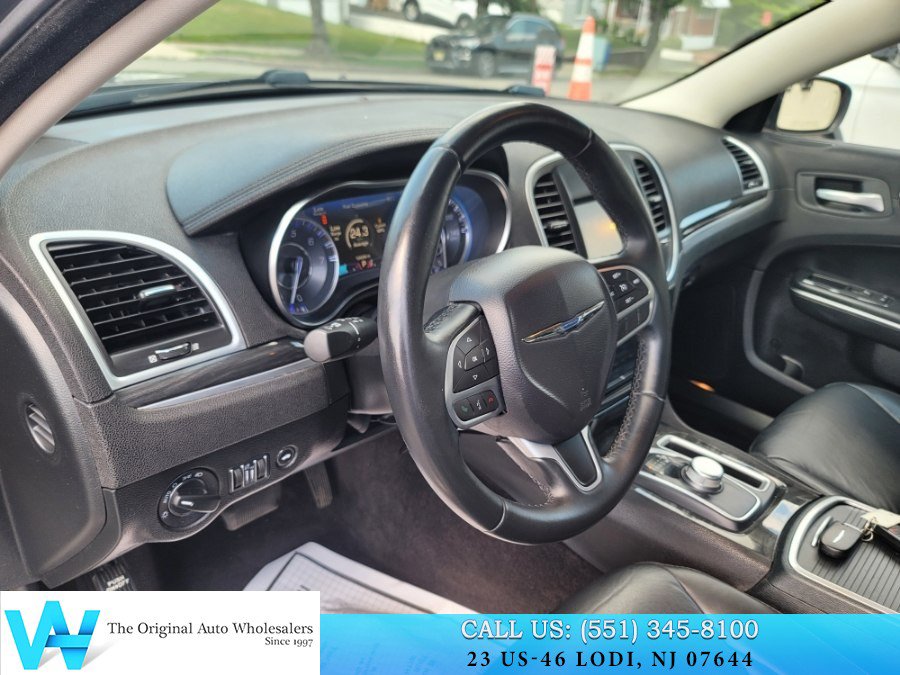Used 2017 Chrysler 300 Limited RWD image 9