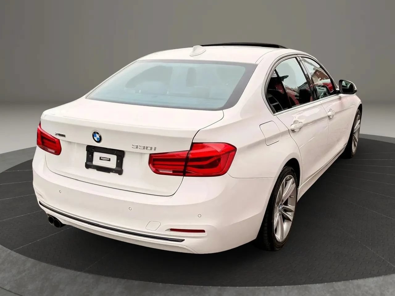 Used 2017 BMW 330i xDrive Sedan AWD/4WD image 4