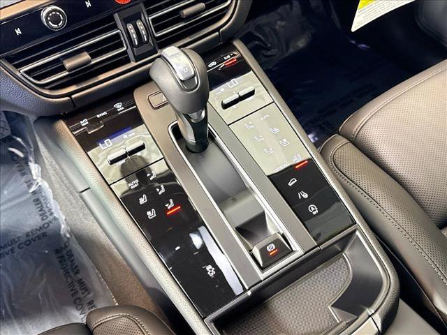 Certified 2026 Porsche Macan Turbo AWD/4WD image 18