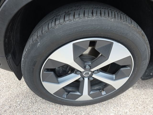 Used 2024 Volvo XC40 B5 Plus AWD/4WD image 11
