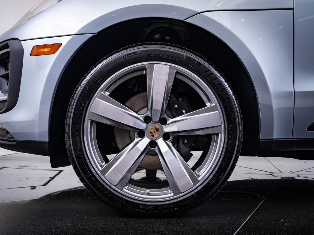 Certified 2025 Porsche Macan image 12