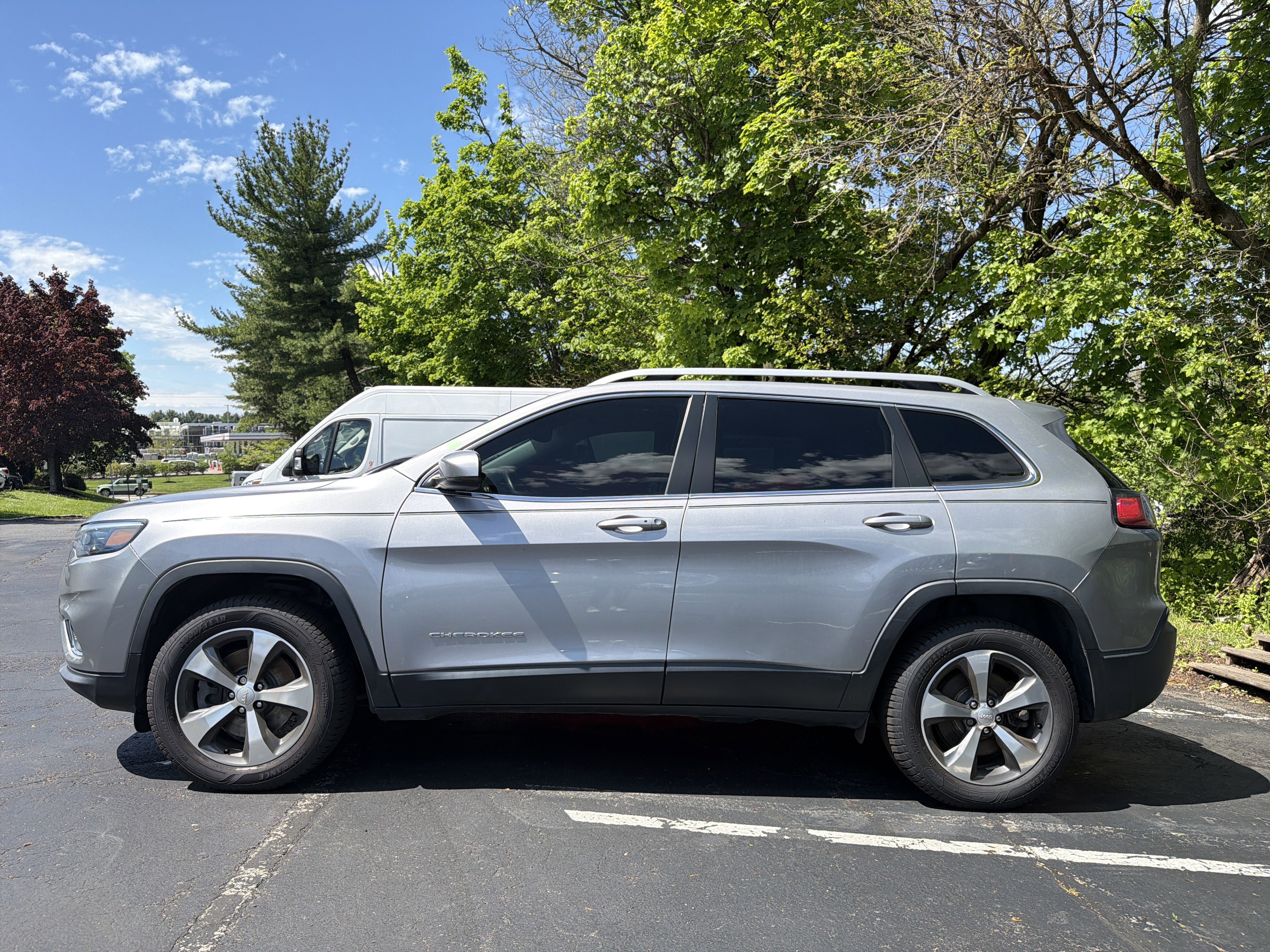 Certified 2019 Jeep Cherokee Limited w/ Luxury Group AWD/4WD image 4