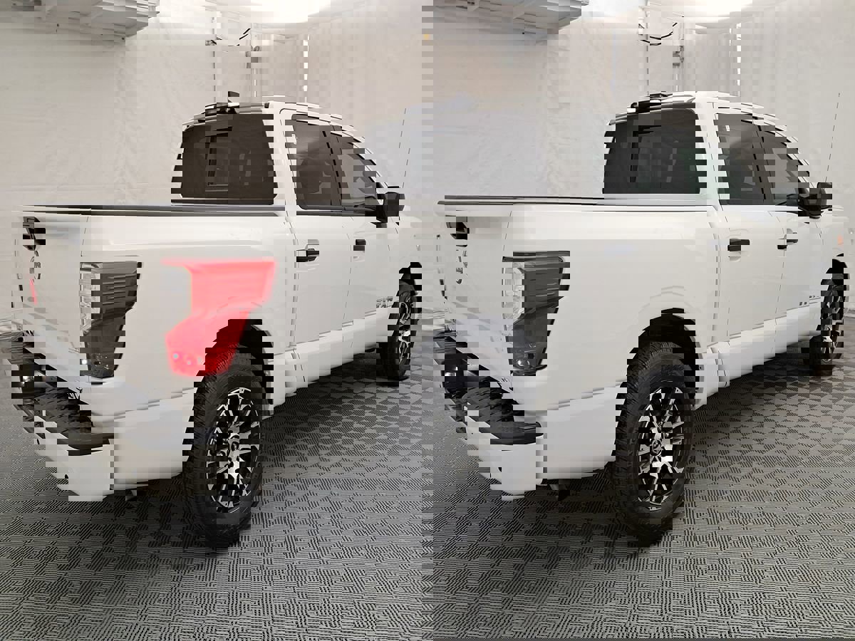 Used 2023 Nissan Titan SV image 4
