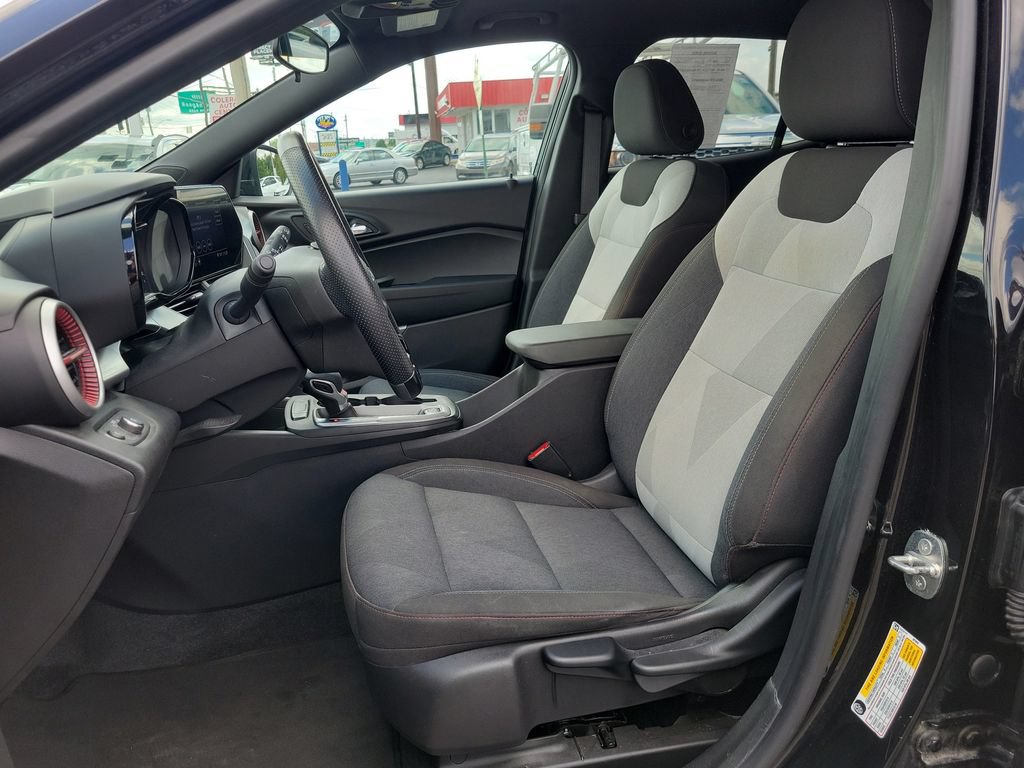 Used 2024 Chevrolet Trax RS w/ Sunroof Package FWD image 19