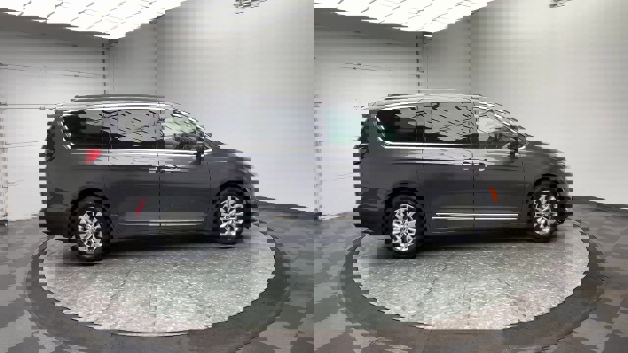 Used 2017 Chrysler Pacifica Touring-L image 38