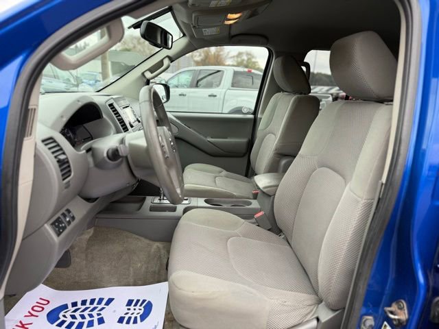 Used 2014 Nissan Frontier SV image 2