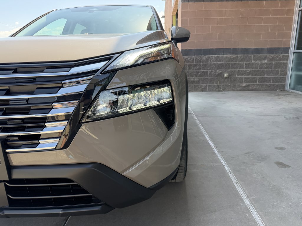 Used 2025 Nissan Rogue SV image 11