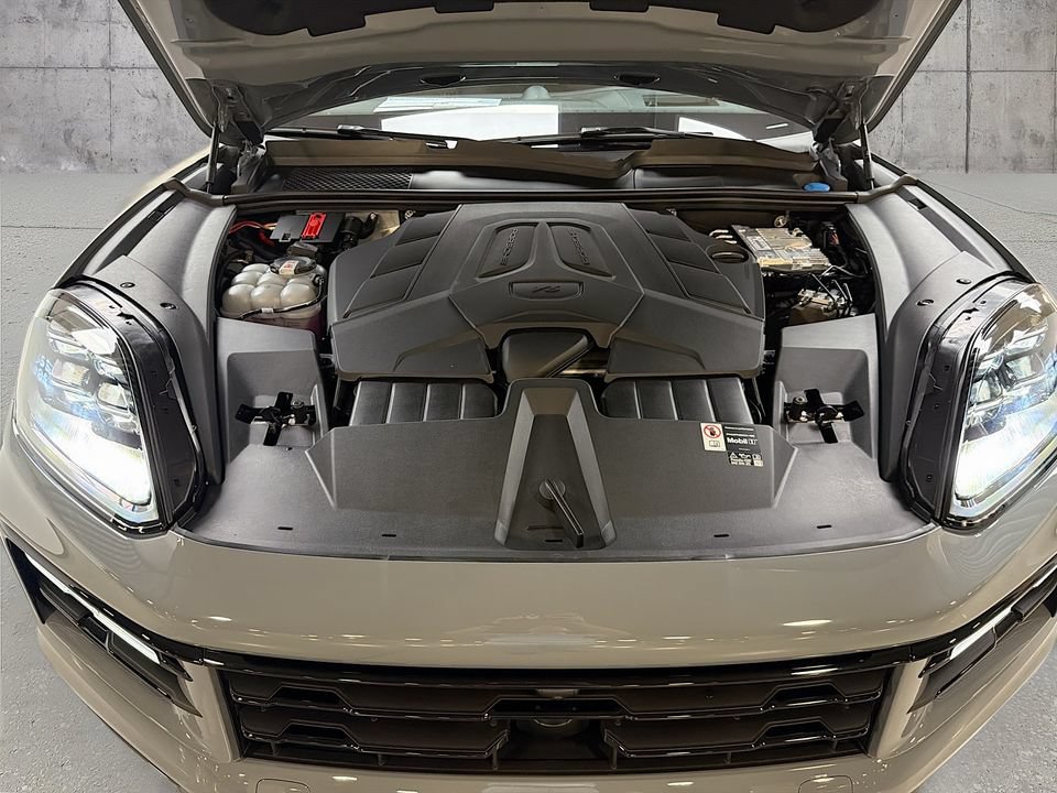 New 2026 Porsche Cayenne Coupe AWD/4WD image 32