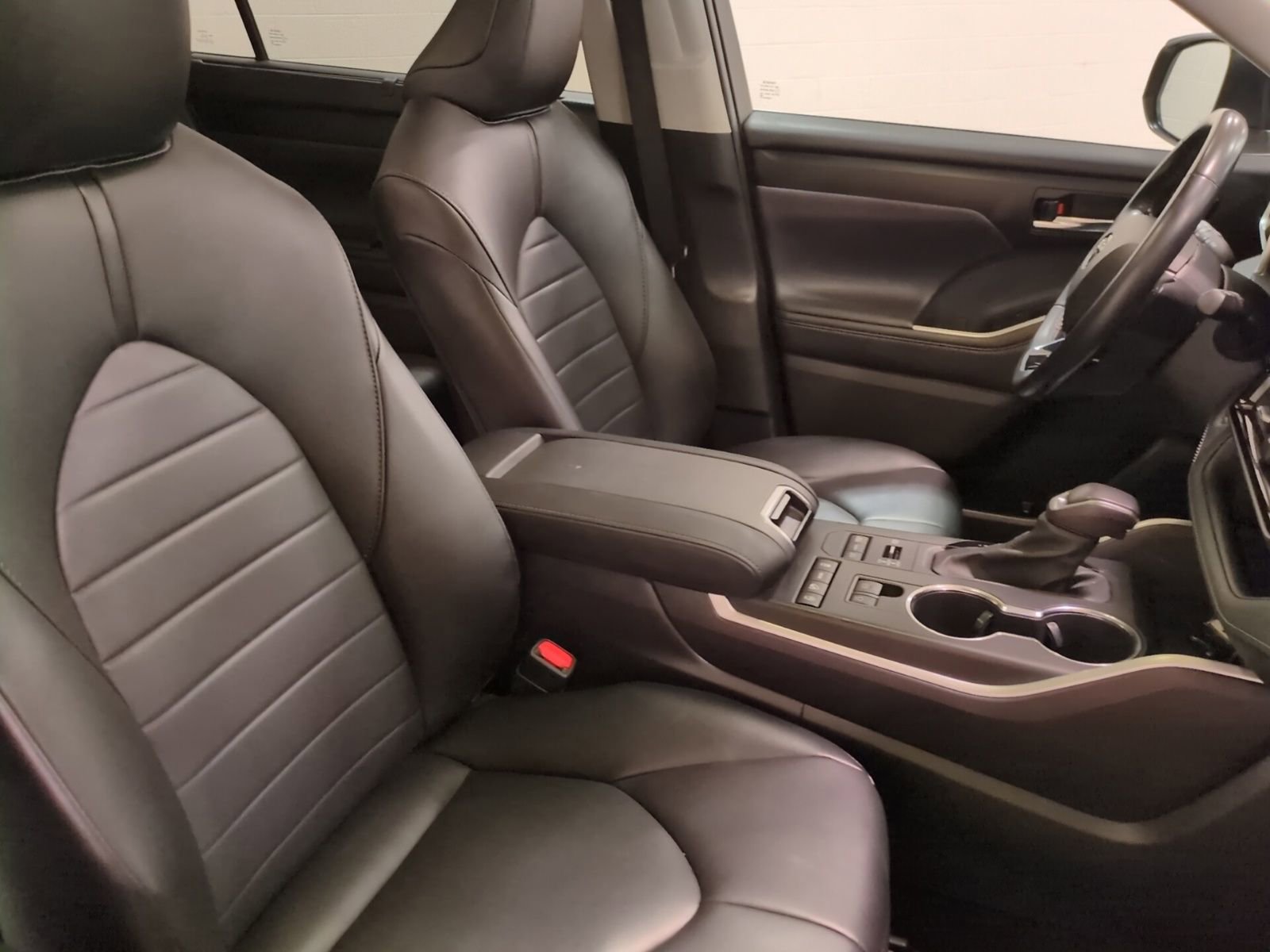 Used 2021 Toyota Highlander XLE image 10