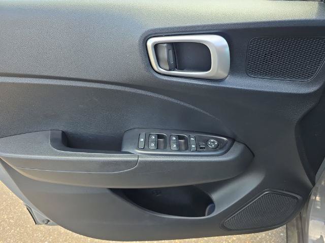 Used 2023 Hyundai Venue SEL FWD image 17