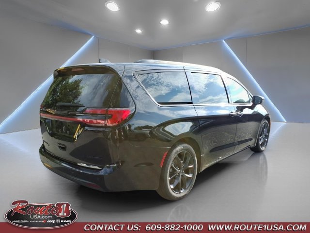Used 2025 Chrysler Pacifica Limited FWD image 3