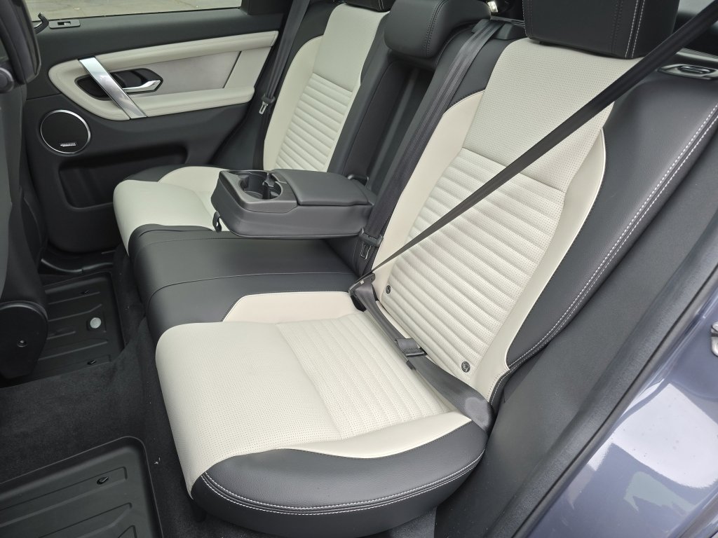 New 2025 Land Rover Discovery Sport Dynamic SE image 24