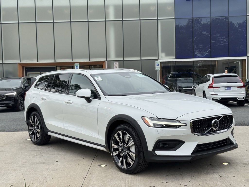 New 2026 Volvo V60 B5 Cross Country Ultra w/ Climate Package image 4