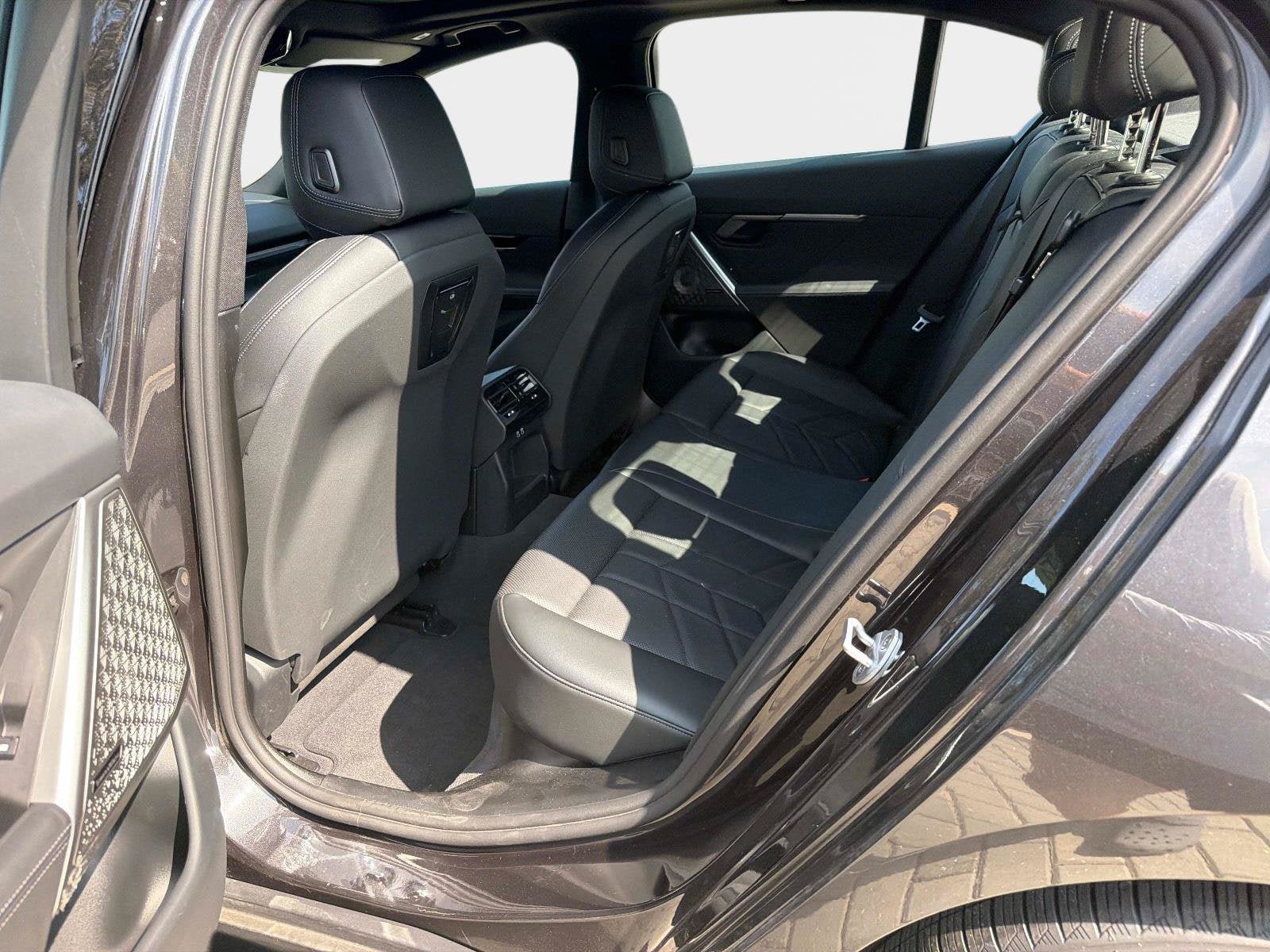 Used 2025 BMW 530i w/ Premium Package RWD image 12