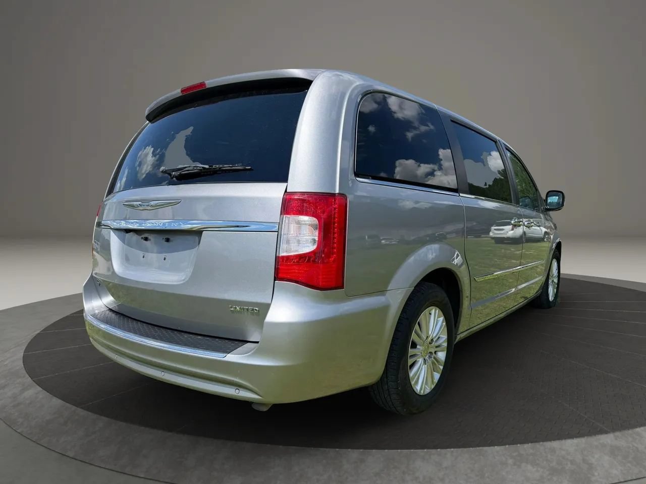 Used 2015 Chrysler Town & Country Limited FWD image 5