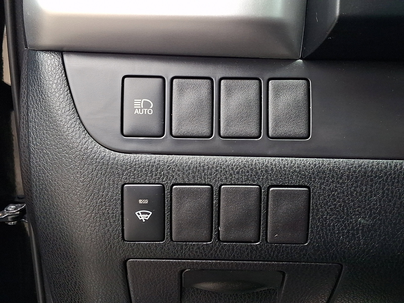 Used 2019 Toyota Highlander LE AWD/4WD image 24