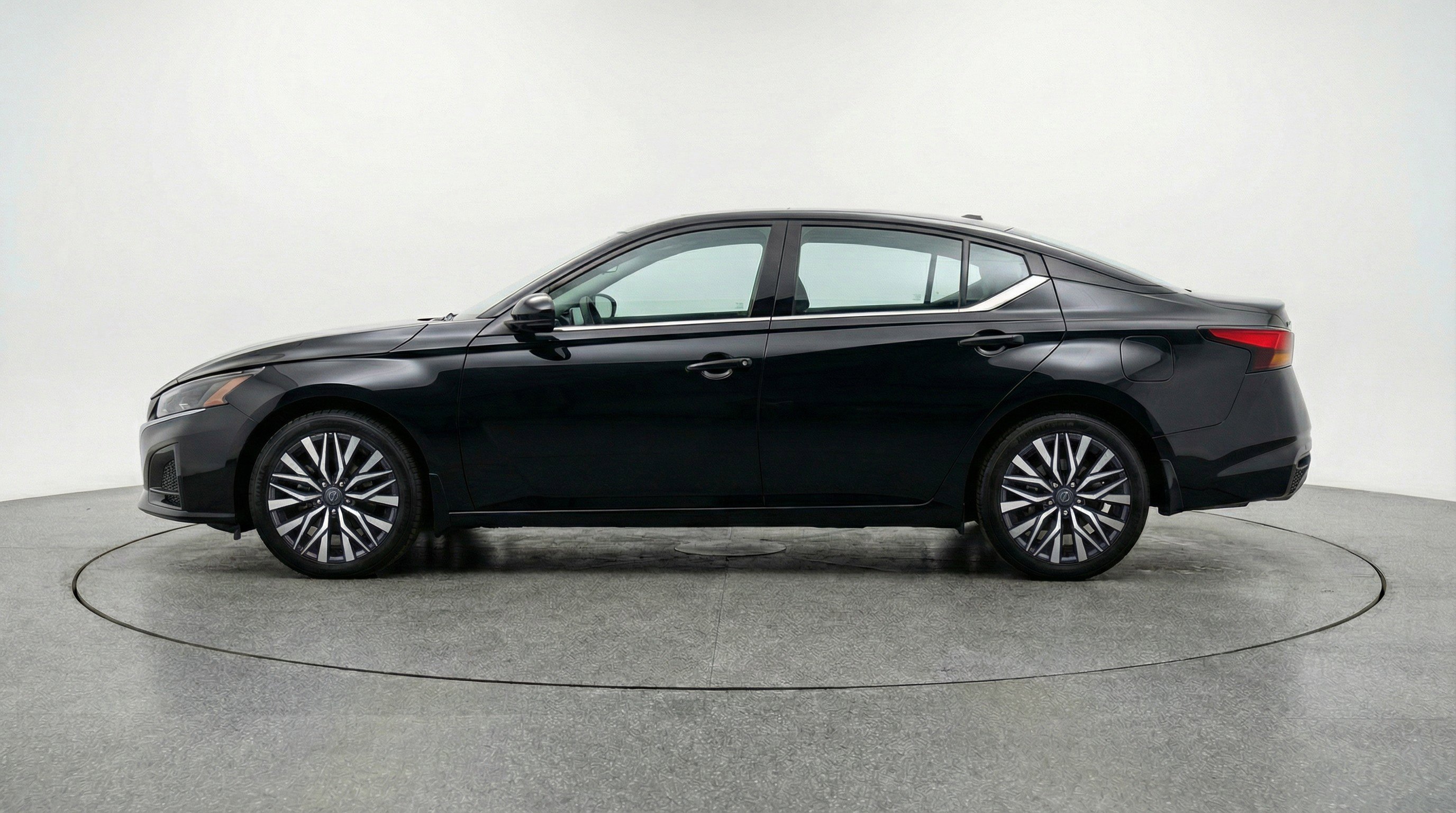 Used 2025 Nissan Altima 2.5 SV image 5