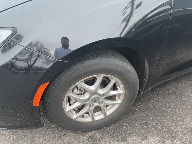 Used 2025 Chrysler Pacifica Select image 11