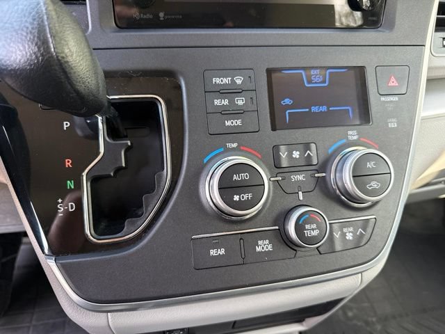 Used 2015 Toyota Sienna LE FWD image 21