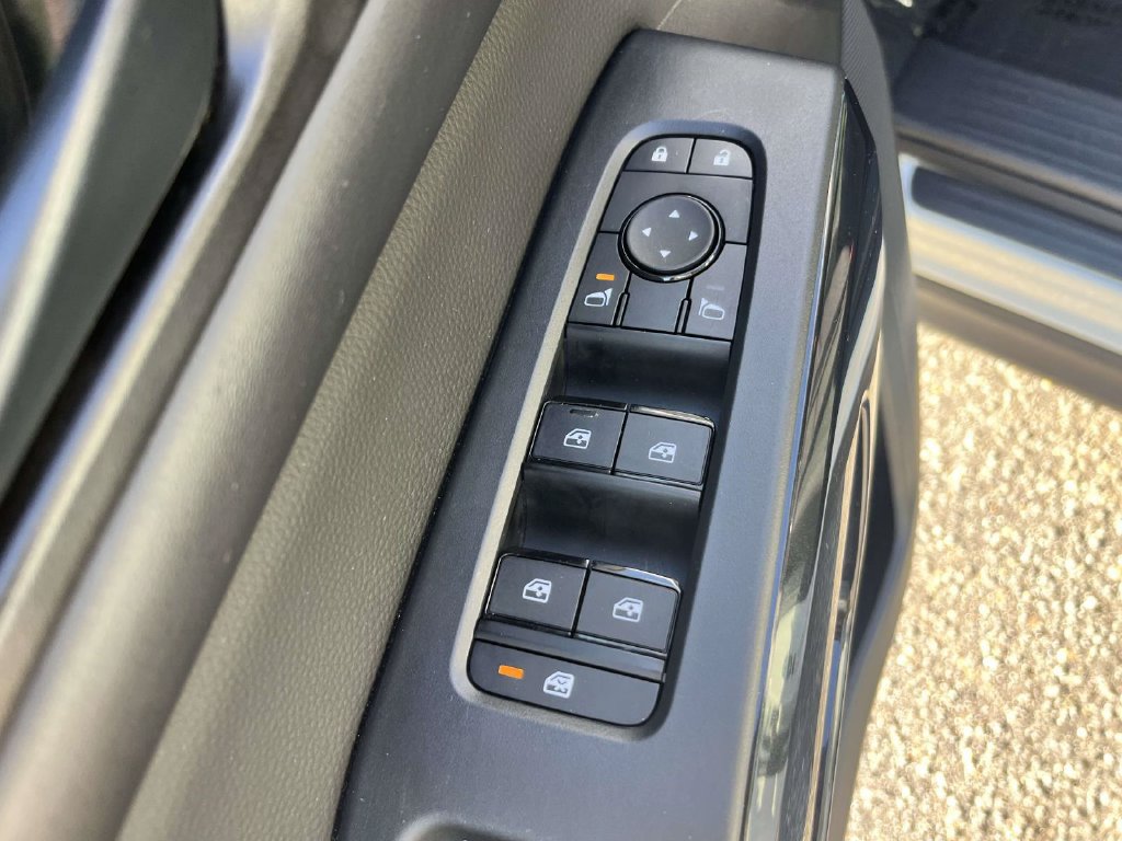 Used 2025 Nissan Pathfinder SV FWD image 17