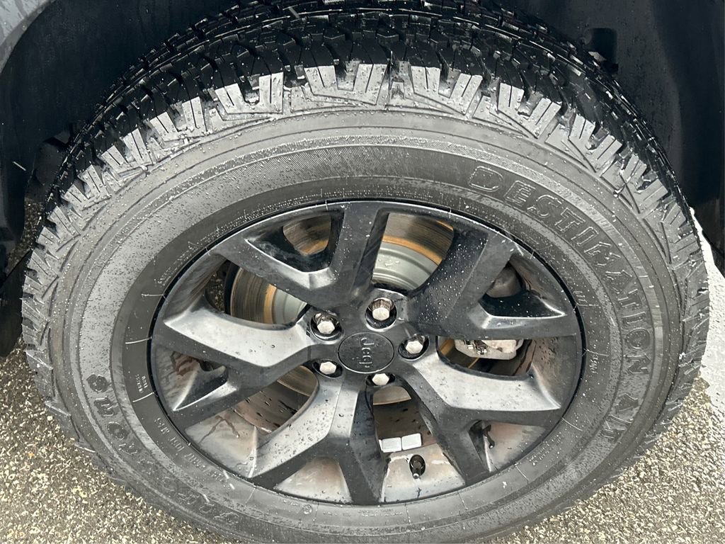 Used 2017 Jeep Cherokee Trailhawk image 13