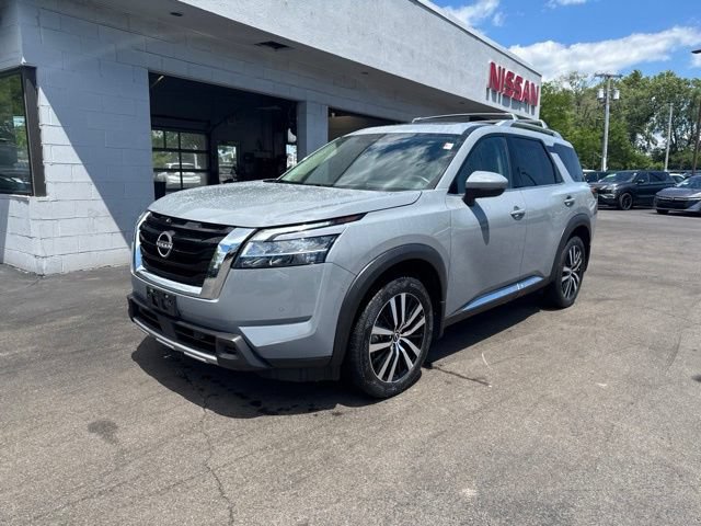 Used 2024 Nissan Pathfinder Platinum AWD/4WD image 5