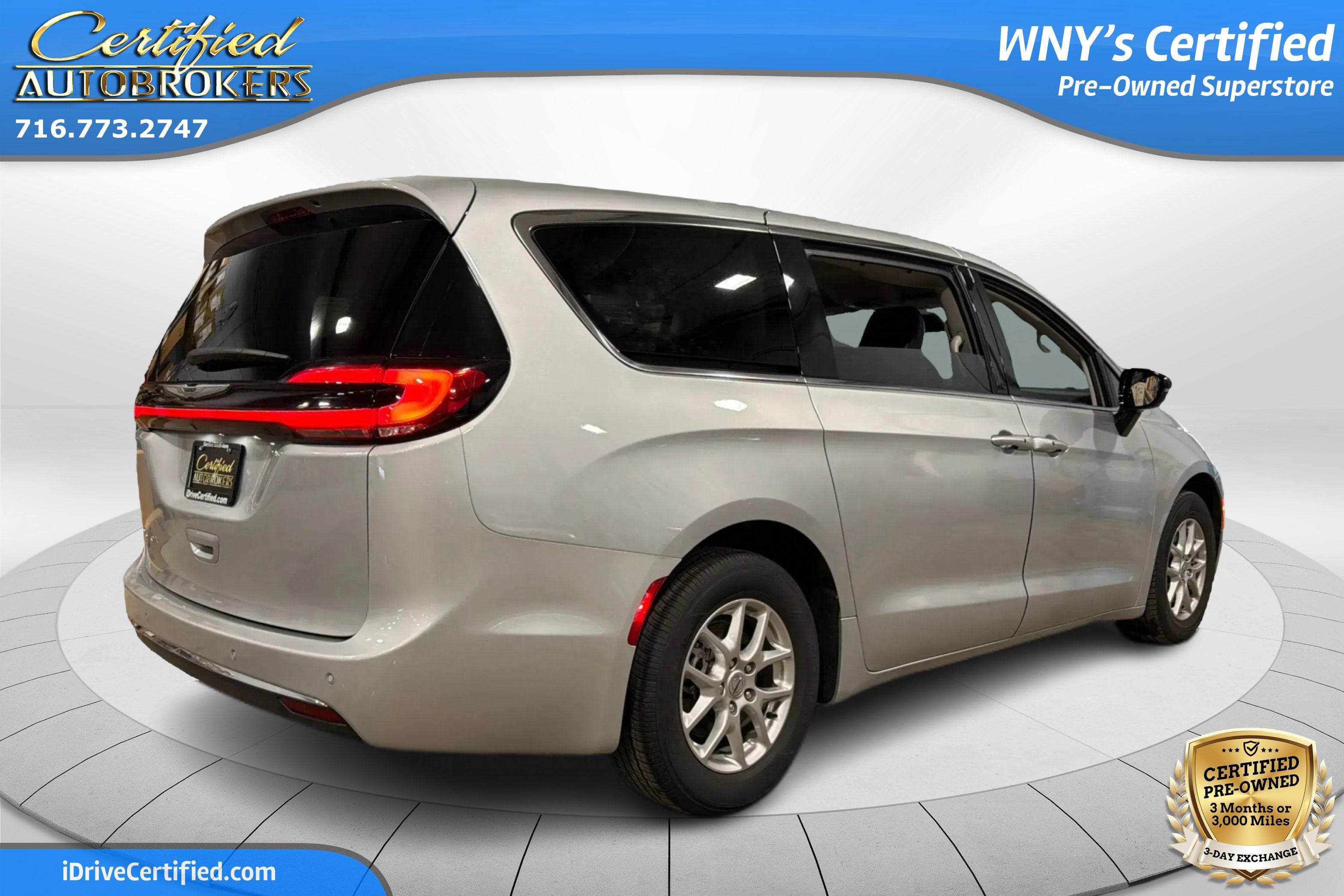 Used 2024 Chrysler Pacifica Touring-L FWD image 6