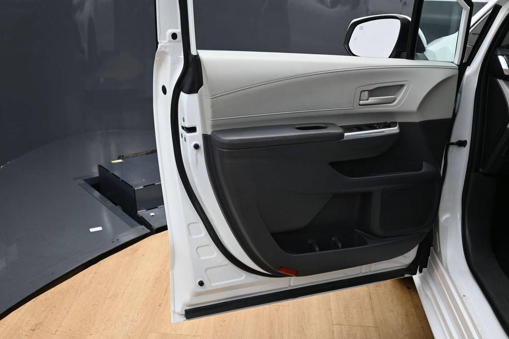 Used 2021 Toyota Sienna LE FWD image 31