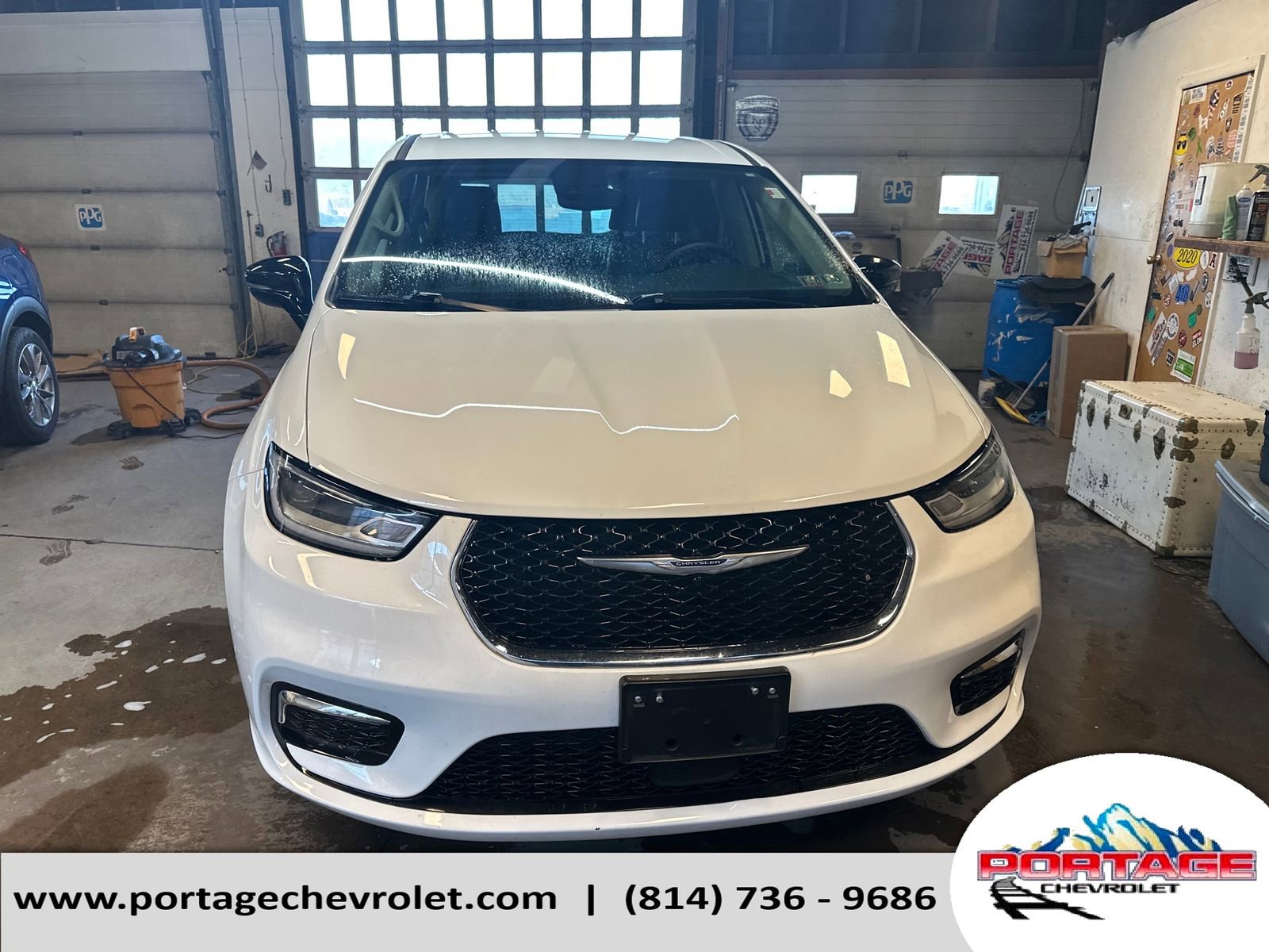 Used 2024 Chrysler Pacifica Touring-L image 9