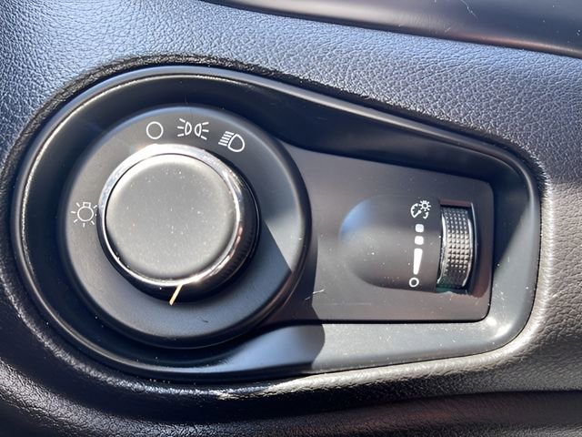 Used 2023 Jeep Renegade Latitude AWD/4WD image 15