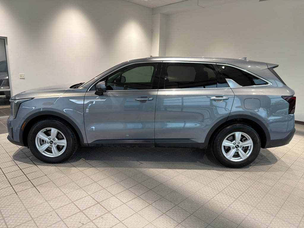 Used 2024 Kia Sorento LX image 2