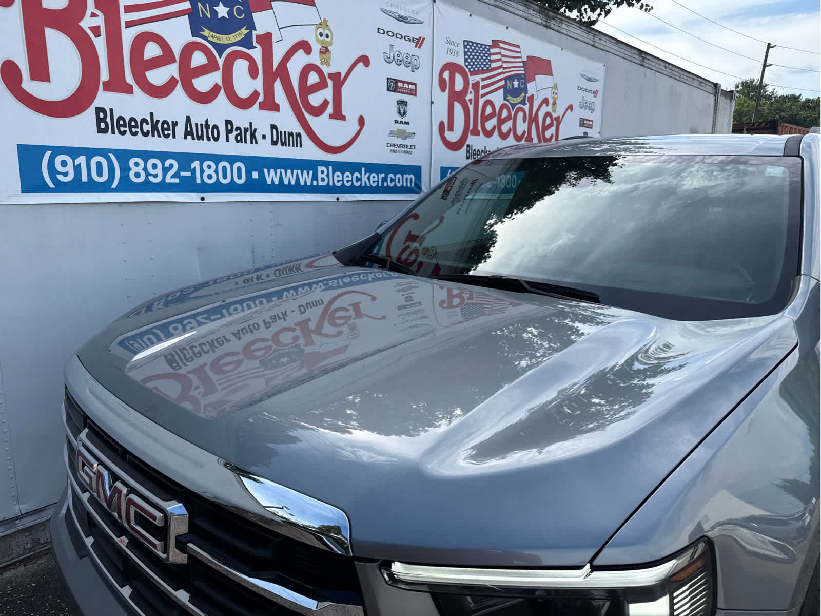 Used 2025 GMC Acadia Elevation FWD image 8