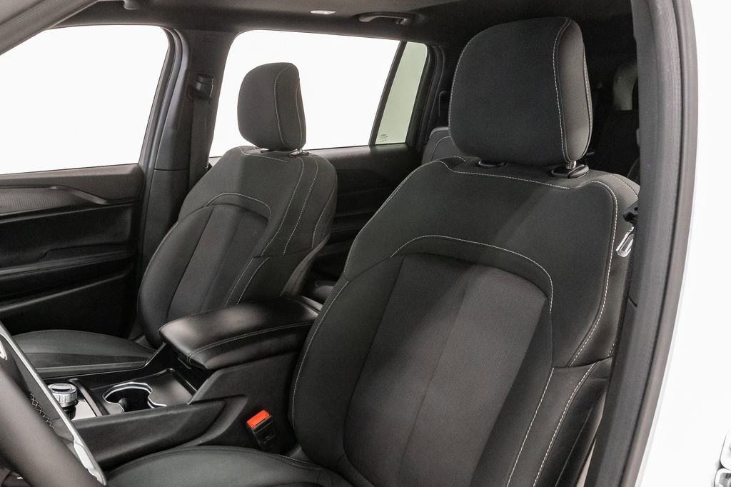 Used 2025 Jeep Grand Cherokee L Laredo image 10