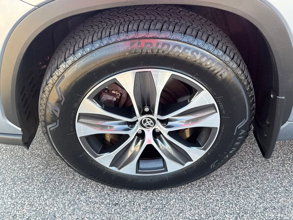 Used 2020 Toyota Highlander XLE AWD/4WD image 44