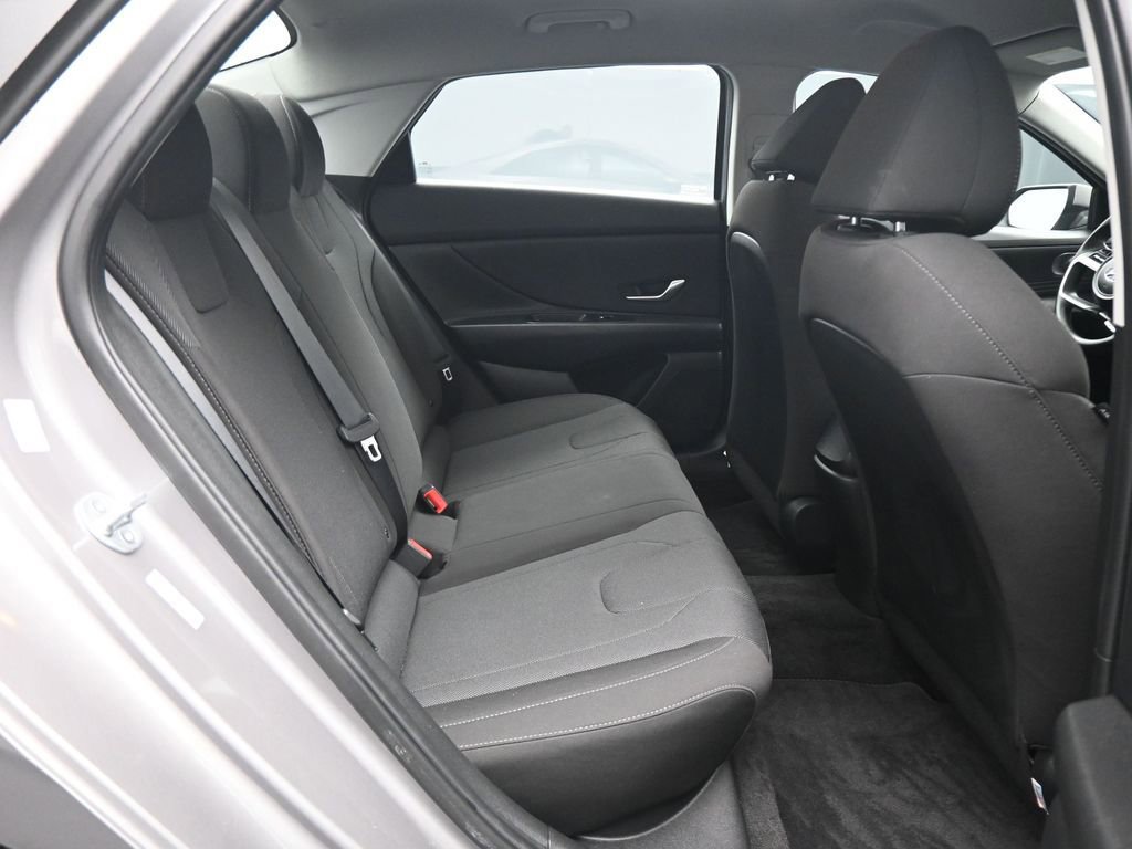 Used 2023 Hyundai Elantra SE w/ Preferred Accessory Package image 9