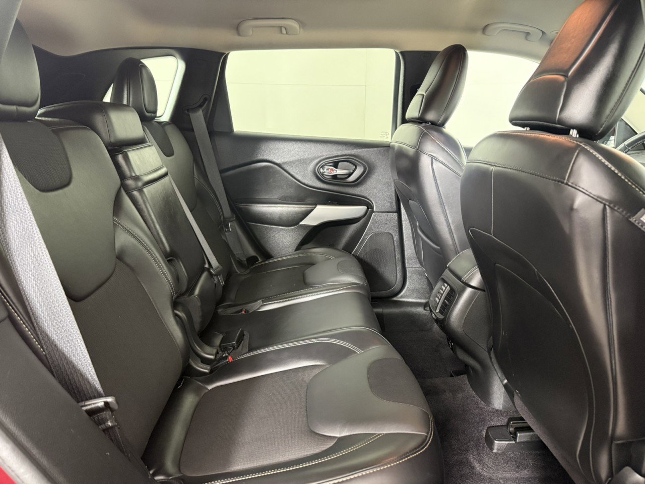 Used 2018 Jeep Cherokee Latitude Plus w/ Cold Weather Group image 13