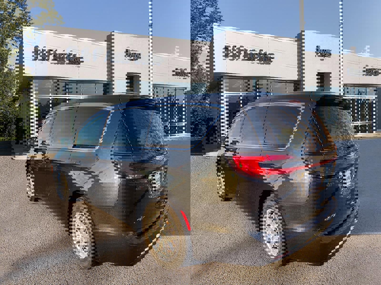 Used 2023 Chrysler Pacifica Touring-L image 3