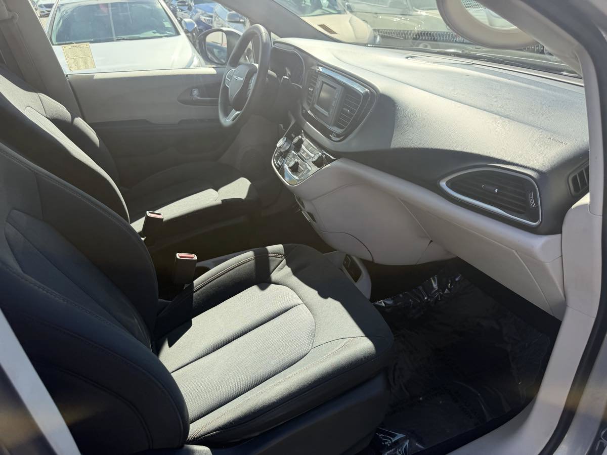 Used 2017 Chrysler Pacifica LX FWD image 12