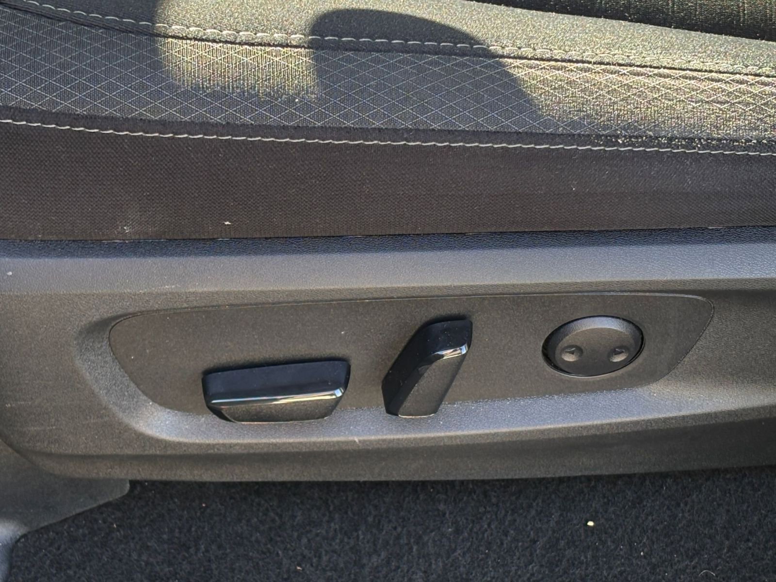 Used 2025 Nissan Pathfinder SV image 24