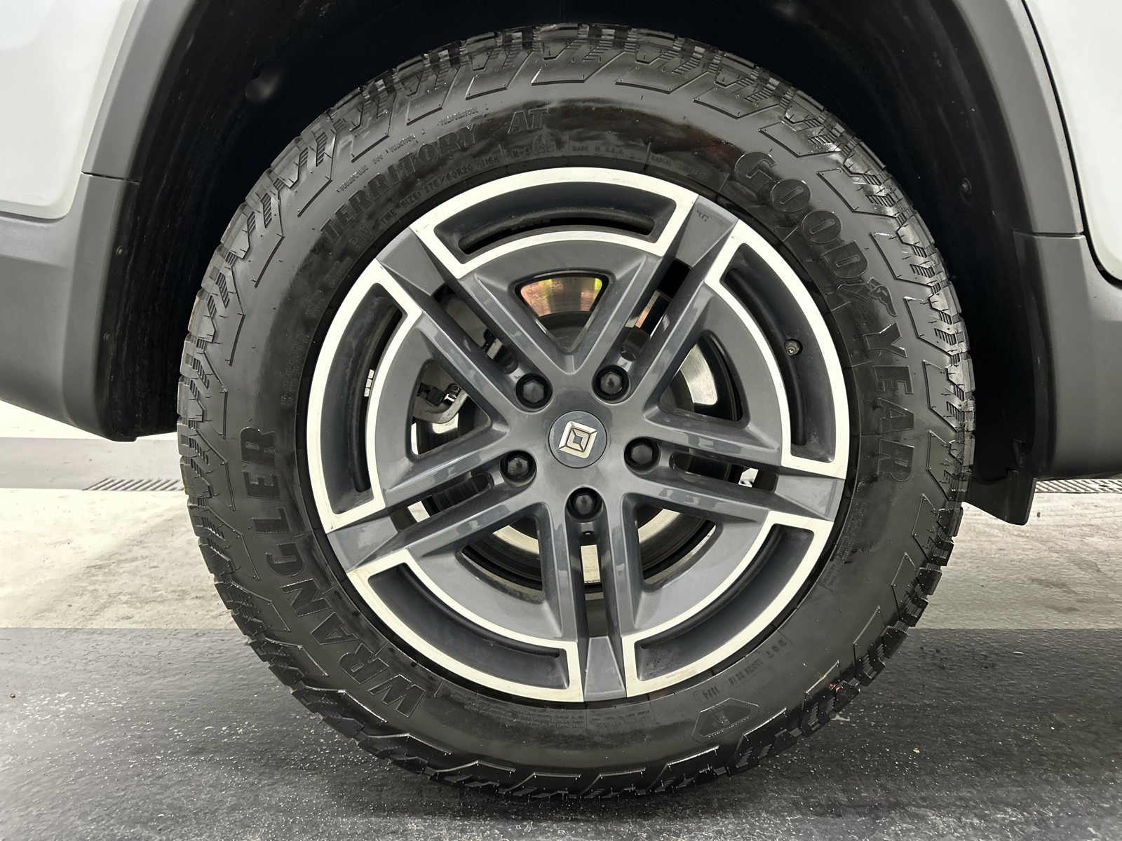 Used 2025 Rivian R1T Adventure Dual AWD/4WD image 12