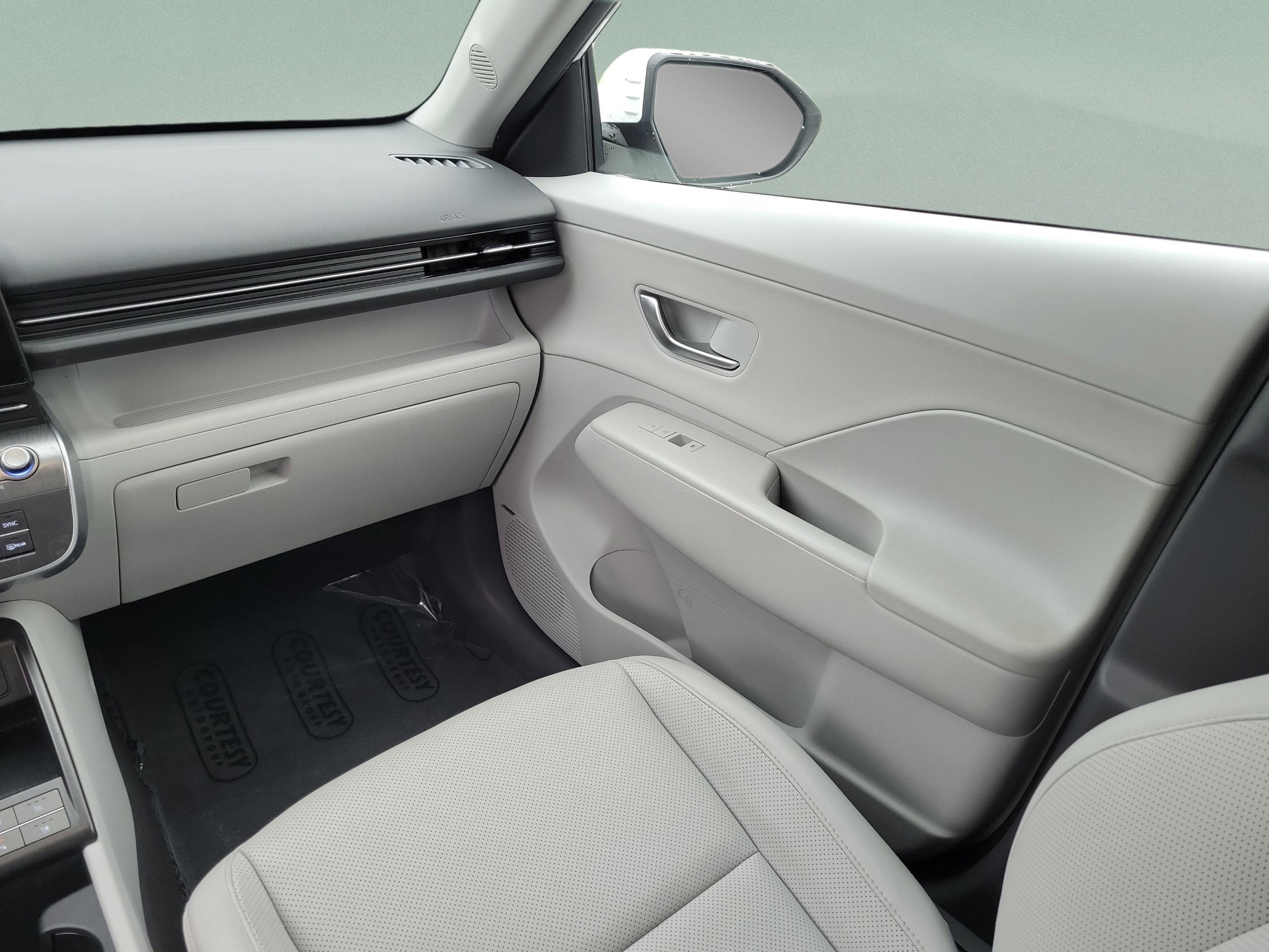 Used 2024 Hyundai Kona Limited FWD image 11