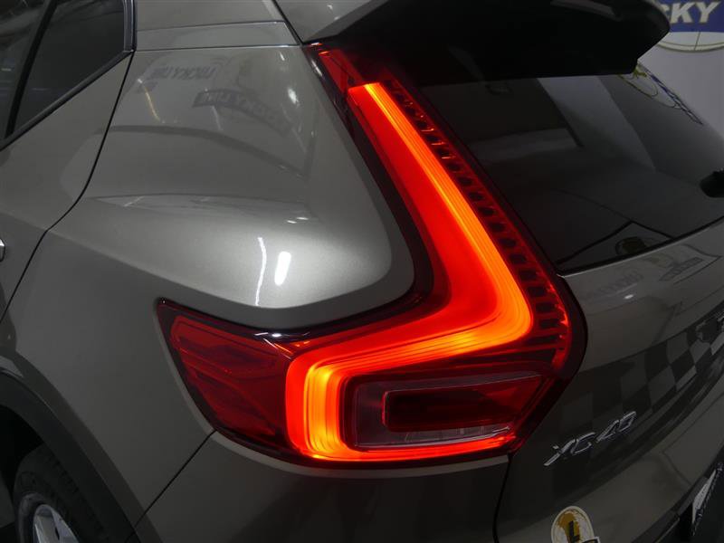 Used 2022 Volvo XC40 T5 Momentum image 13