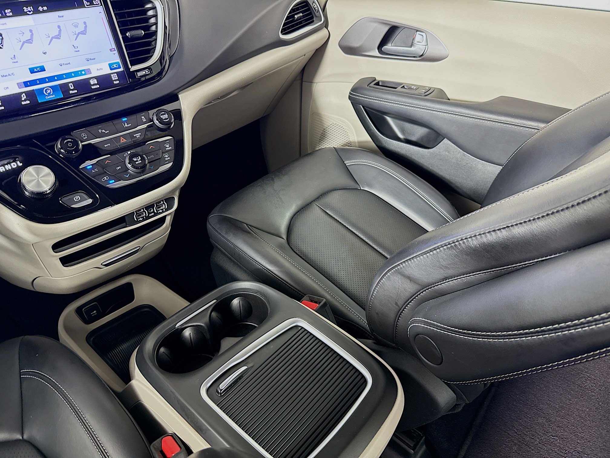 Used 2023 Chrysler Pacifica Touring-L FWD image 27