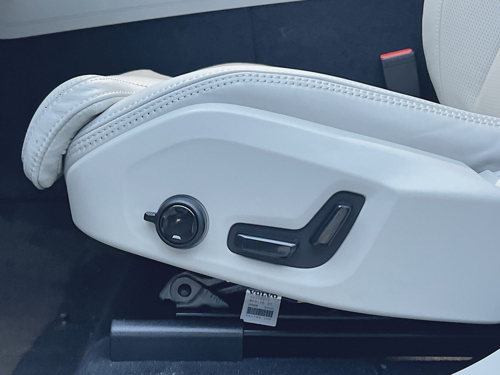 New 2026 Volvo XC60 B5 Ultra w/ Protection Package Premier image 14