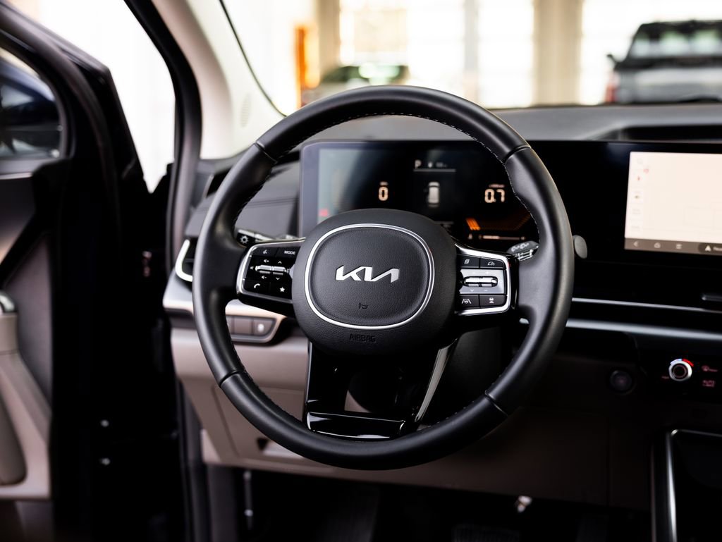 Used 2025 Kia Carnival image 12